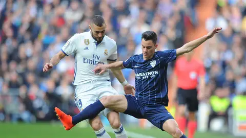 Benzema y 'Juanpi' pelean por un balón Benzema y 'Juanpi' pelean por un balón