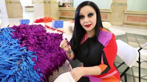 Frame 1.10296 de: Alaska invita a toda Madrid a colgar su lazo y formar parte de la bandera LGTBI del World Pride: "El Orgullo somos todos"