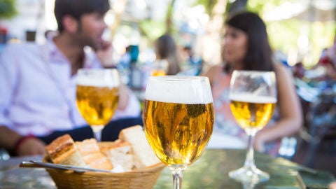 Unas cañas en una terraza