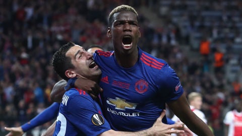 Henrikh Mkhitaryan y Paul Pogba celebran el segundo gol ante el Ajax