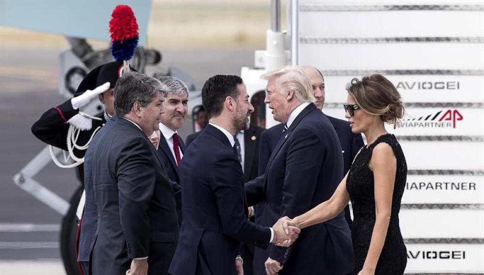 Donald Trump y su esposa Melania antes de subir al 'Air Force One'