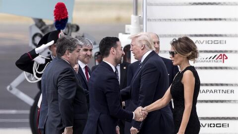 Donald Trump y su esposa Melania antes de subir al 'Air Force One'