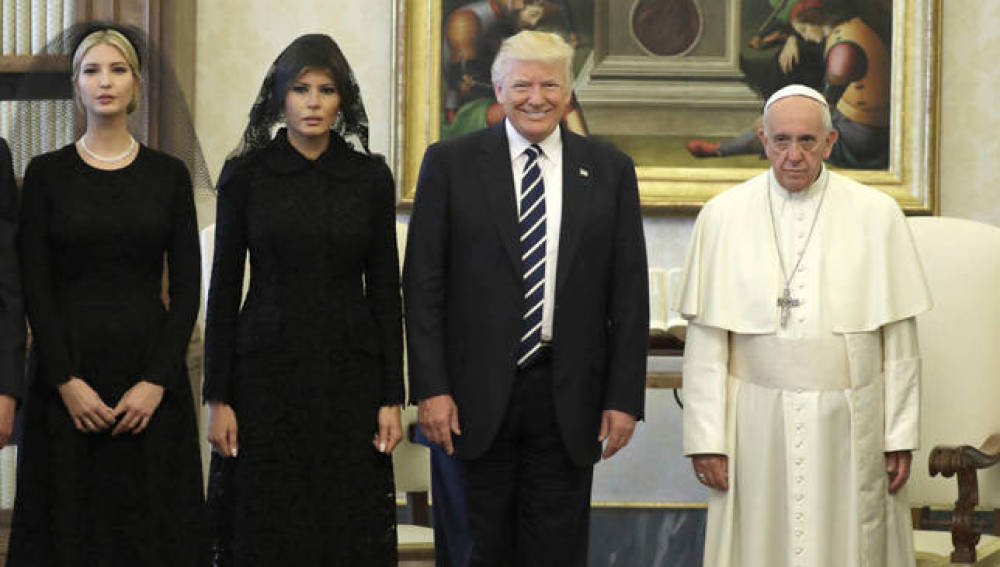 Donald Trump, su esposa Melania y su hija Ivanka, con el Papa Francisco