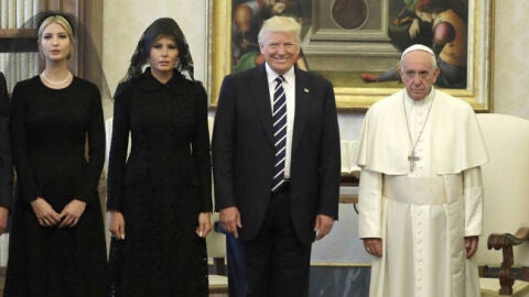 Donald Trump, su esposa Melania y su hija Ivanka, con el Papa Francisco