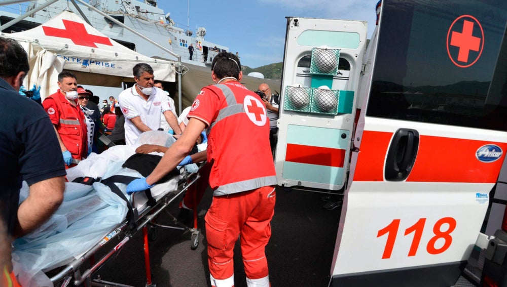Un inmigrante recibe asistencia médica después de desembarcar en el puerto de Salerno 