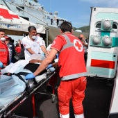 Un inmigrante recibe asistencia médica después de desembarcar en el puerto de Salerno 