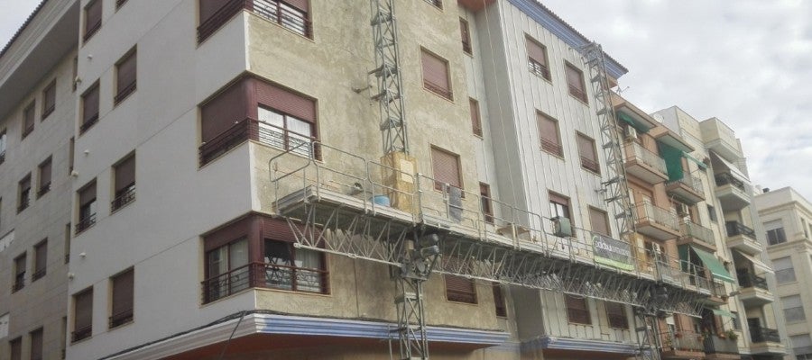 Edificio en Elche en el que se ejecuta la rehabilitación de su fachada. Edificio en Elche en el que se ejecuta la rehabilitación de su fachada.