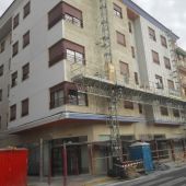 Edificio en Elche en el que se ejecuta la rehabilitación de su fachada. 
