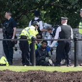 La Policía británica detiene a un hombre armado con un cuchillo en las inmediaciones del Palacio de Buckingham
