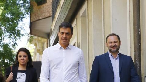 Pedro S&aacute;nchez acompa&ntilde;ado por los diputados Adriana Lastra y Jos&eacute; Luis &Aacute;balos