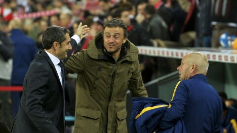 Luis Enrique y Ernesto Valverde se saludan antes de un partido