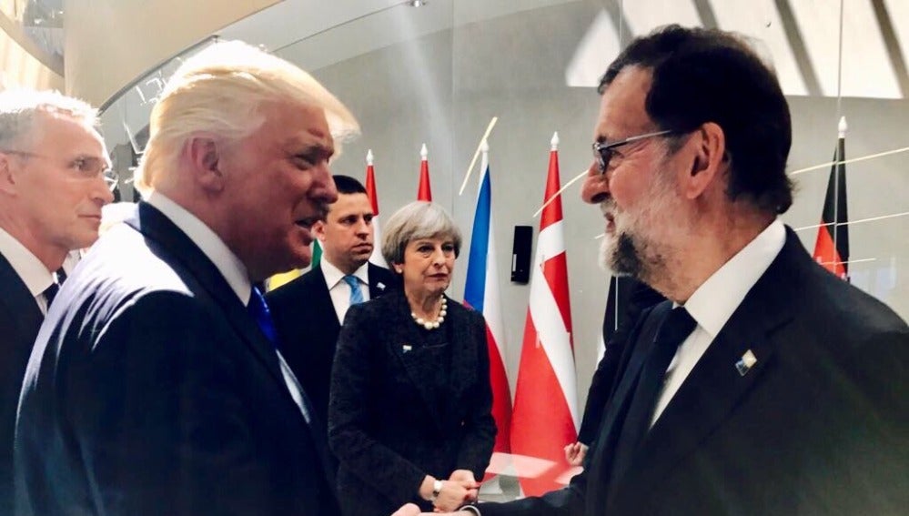 Mariano Rajoy y Donald Trump, en su primer encuentro durante la cumbre de la OTAN