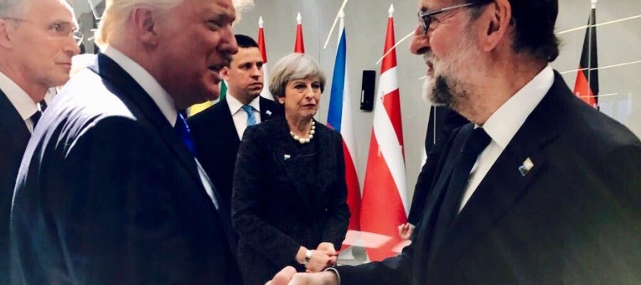 Primer saludo entre Rajoy y Trump en la cumbre de la OTAN Primer saludo entre Rajoy y Trump en la cumbre de la OTAN