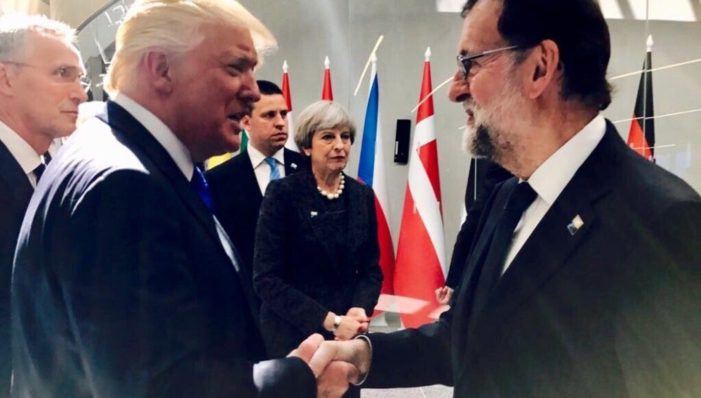 Primer saludo entre Rajoy y Trump en la cumbre de la OTAN 