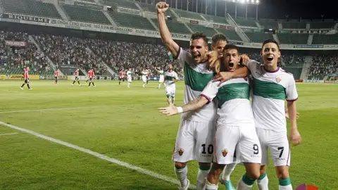 Sergio León celebra un gol con el Elche CF durante la pasada temporada. Sergio León: "Para salvarte, lo primero es creer en ti mismo"