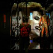 Una mujer observa la exposición 'David Bowie is'