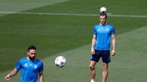 Bale observa a Carvajal durante un entrenamiento del Real Madrid
