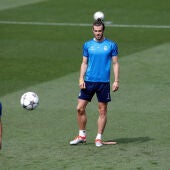 Bale observa a Carvajal durante un entrenamiento del Real Madrid