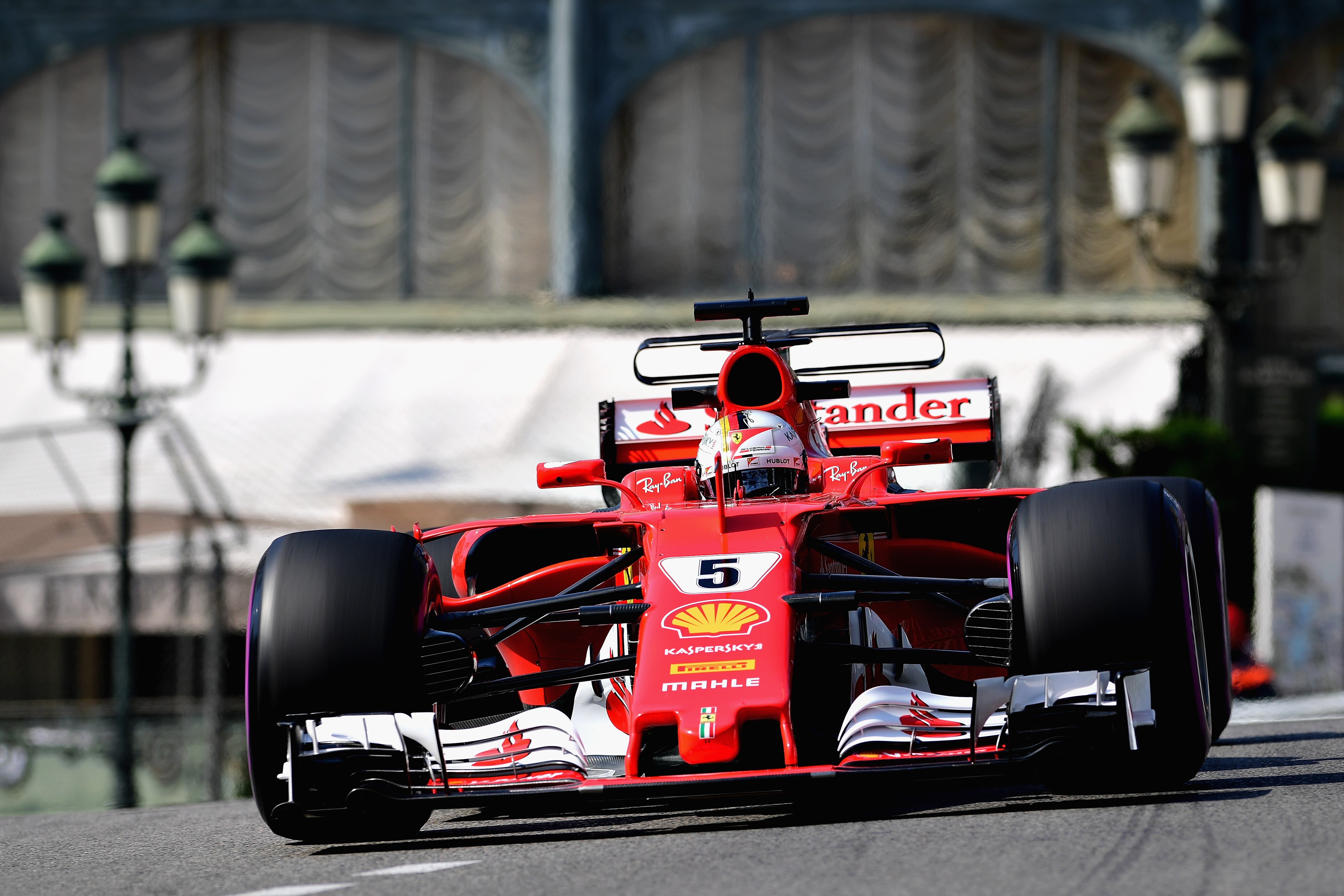 Vettel vuela sobre Mónaco en los Libres 3 con Sainz 7º y los Mercedes acercándose Vettel vuela sobre Mónaco en los Libres 3 con Sainz 7º y los Mercedes acercándose