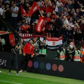 Zlatan Ibrahimovic, haciéndose una foto con los aficionados del United