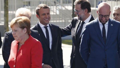 Rajoy saluda a Macron en la reuni&oacute;n de la OTAN 