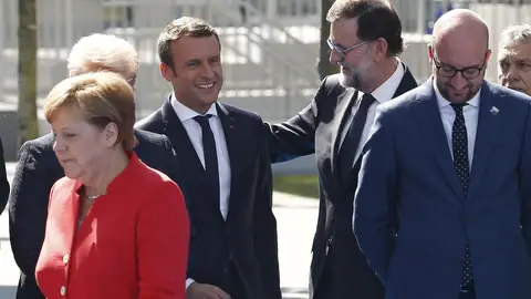 Rajoy saluda a Macron en la reunión de la OTAN Rajoy saluda a Macron en la reunión de la OTAN