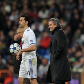 Arbeloa, junto a Jose Mourinho en la banda del Bernabéu