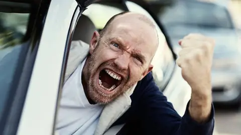 Hombre enfadado al volante Hombre enfadado al volante