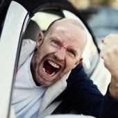Hombre enfadado al volante