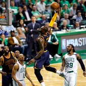 LeBron James se dispone a machacar el aro ante Boston LeBron James se dispone a machacar el aro ante Boston