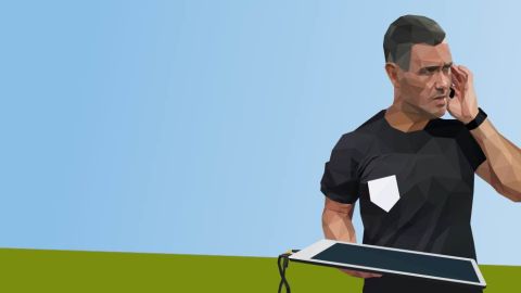 Un &aacute;rbitro usando el VAR
