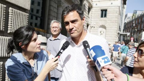 Pedro S&aacute;nchez llega al Congreso para reunirse con la direcci&oacute;n de su partido