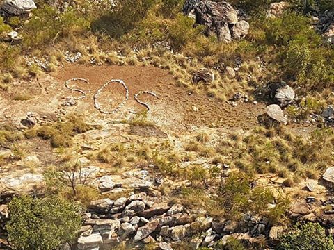 La policía resuelve el misterioso mensaje de socorro que hallaron en una zona remota de Australia La policía resuelve el misterioso mensaje de socorro que hallaron en una zona remota de Australia