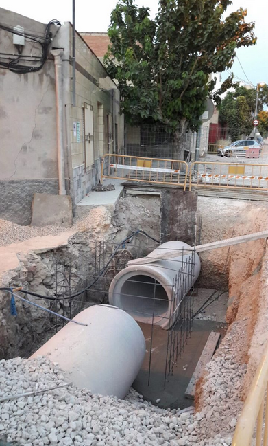 Al vecino del muro del AVE a 80 cms de su casa le abren una enorme zanja sin avisar Al vecino del muro del AVE a 80 cms de su casa le abren una enorme zanja sin avisar