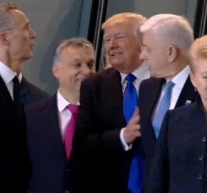 rump aparta de un manotazo al primer ministro de Montenegro para estar en primer plano rump aparta de un manotazo al primer ministro de Montenegro para estar en primer plano
