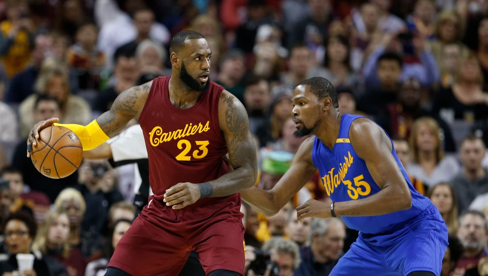 LeBron James postea a Kevin Durant durante un Warriors - Cavaliers LeBron James postea a Kevin Durant durante un Warriors - Cavaliers