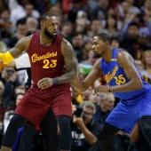 LeBron James postea a Kevin Durant durante un Warriors - Cavaliers