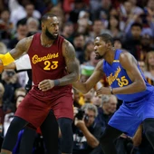 LeBron James postea a Kevin Durant durante un Warriors - Cavaliers LeBron James postea a Kevin Durant durante un Warriors - Cavaliers