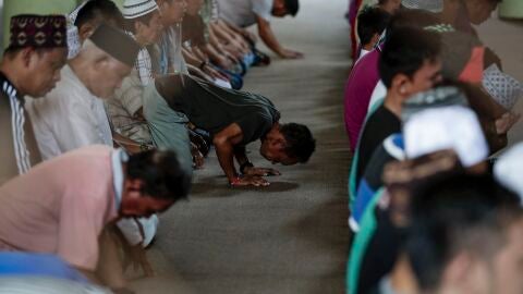 Musulmanes rezando en el comienzo del mes de Ramad&aacute;n