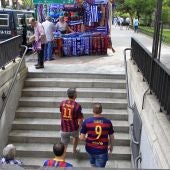 Aficionados del Barcelona, saliendo del metro de Pirámides en Madrid
