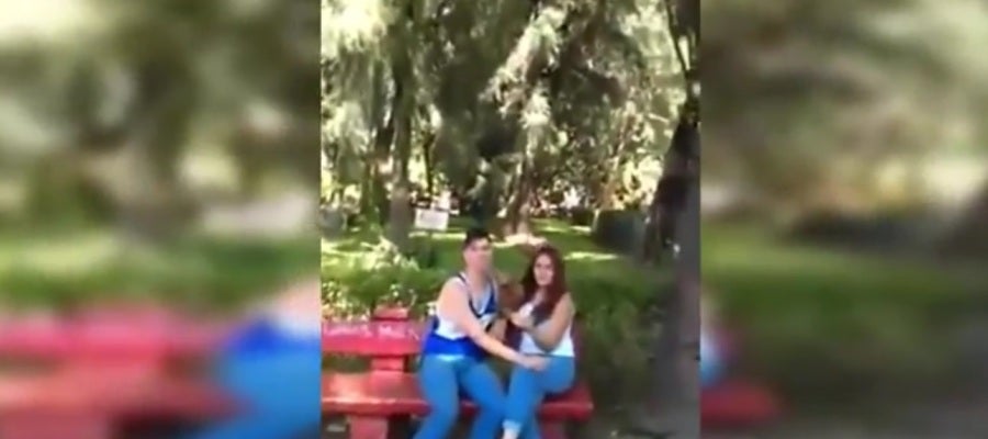 El novio de su hija con otra chica El novio de su hija con otra chica