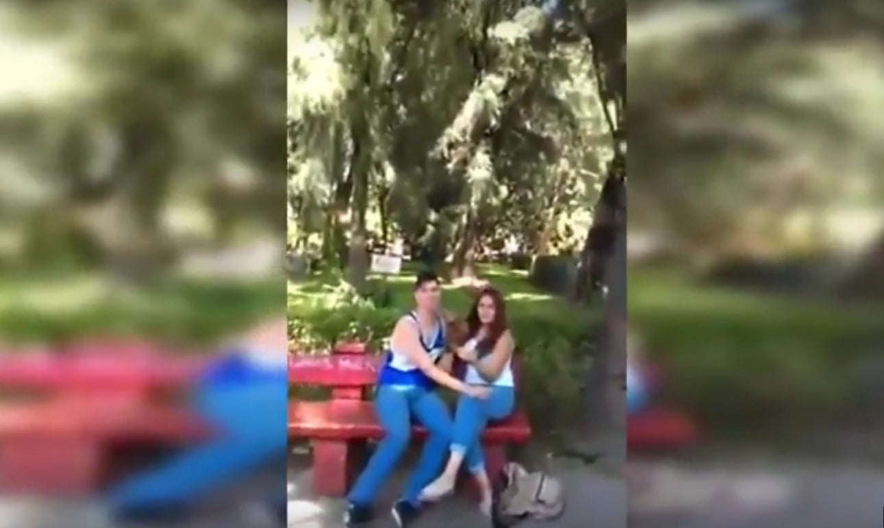 Un padre pilla al novio de su hija 'in fraganti' con otra chica: "¿Así es cómo juegas con ella?" Un padre pilla al novio de su hija 'in fraganti' con otra chica: "¿Así es cómo juegas con ella?"