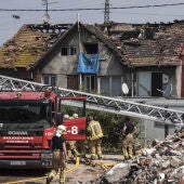 Los bomberos y servicios de emergencia trabajan en la extinción del incendio en Bilbao