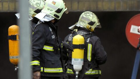 Efectivos del cuerpo de Bomberos, durante las labores de extinci&oacute;n de un incendio en Bilbao