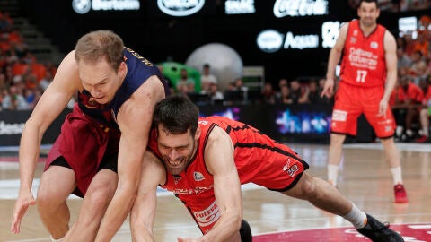 Oleson y San Emeterio luchan por el bal&oacute;n