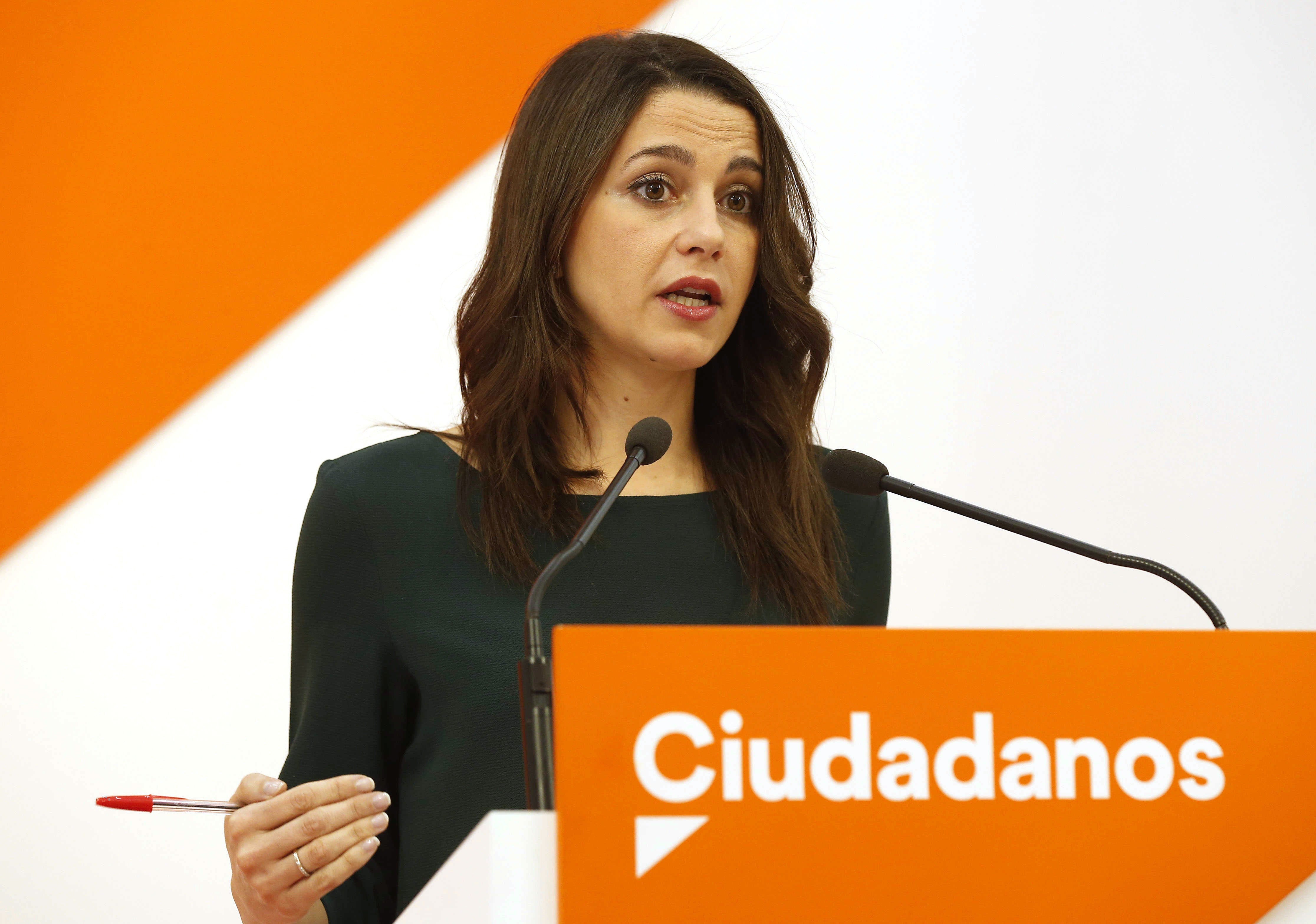 Arrimadas denunciará a una usuaria de Facebook que le deseó que la "violaran" Arrimadas denunciará a una usuaria de Facebook que le deseó que la "violaran"