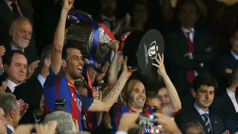 Iniesta y Busquets levantan el trofeo de campeones de la Copa del Rey Iniesta y Busquets levantan el trofeo de campeones de la Copa del Rey