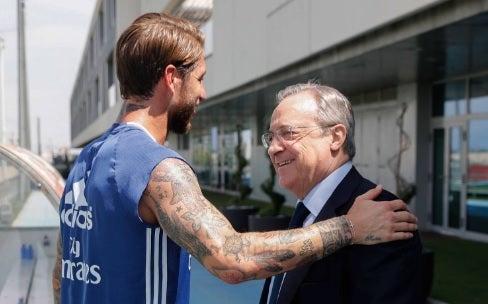 Florentino Pérez visita a la plantilla en una nueva jornada de preparación de cara a la final Florentino Pérez visita a la plantilla en una nueva jornada de preparación de cara a la final