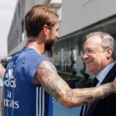 Florentino Pérez saluda a Ramos en Valdebebas