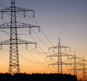 Vista de varios postes eléctricos Vista de varios postes eléctricos